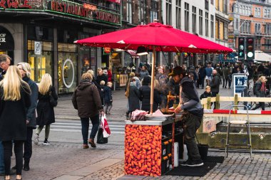 Kopenhag - 17 Ekim 2016: Onları satacağım için biraz ceviz sokak bir tüccar üzerinde Nygade Street, kızartma ve turistler tarafından geçen
