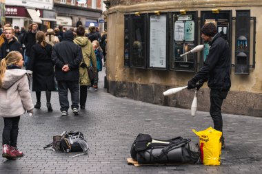 Kopenhag - 17 Ekim 2016: Yayalar ve turistler için bir sokak hokkabazlık yapmak birkaç hareket yapıyor