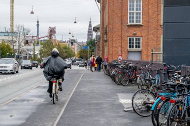 Kopenhag - 23 Ekim 2016: Tivoli alan yakın Bisiklete binmek bir kadın