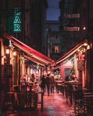 Bologna, İtalya - 15 Şubat, 2016: kimliği belirsiz kişi restoran ve Bar Bologna, İtalya ile bir sokakta yürüme