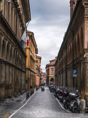 Bologna, İtalya - 17 Şubat, 2016: Bologna güzel bir sokakta bulutlu bir günde.