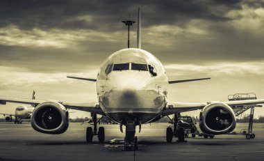 Bükreş, Romanya 15 Şubat: Pilot bir uçak bir açık açık pencereden bakıyor