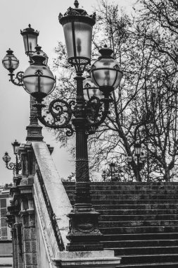 Eski güzel sokak lambaları Bologna, İtalya