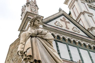 Dante Alighieri heykel Piazza Santa Croce, yanındaki Basilica of Santa Croce, Florence, İtalya yer alan.