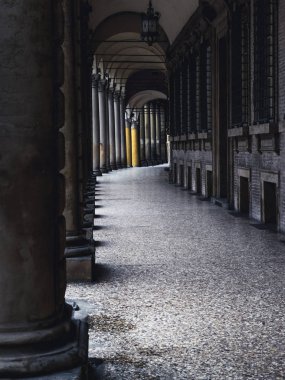 Portico, portikolardan, neredeyse 40 km ile Bologna'da korunaklı geçit. Bologna dünyada benzersiz bir şehirdir