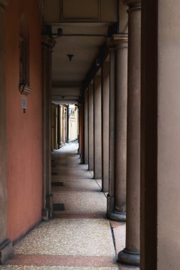 Portico, portikolardan, neredeyse 40 km ile Bologna'da korunaklı geçit. Bologna dünyada benzersiz bir şehirdir
