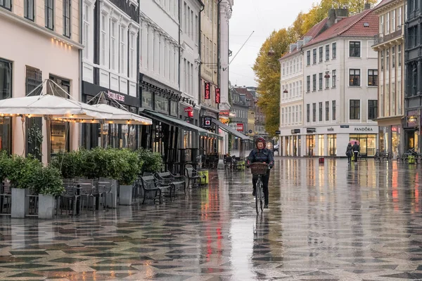 Kopenhagen - 22 oktober 2016: Een vrouw langs het Amargertorv-plein tijdens een lichte regen. — Stockfoto