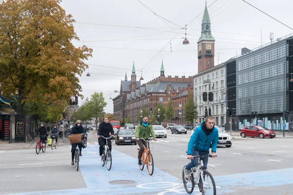 Copenhagen - October 23, 2016: Cyclers passing by a street in Copenhagen. — Stock Photo, Image