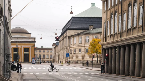 Kopenhagen - 23. Oktober 2016: Blick auf eine vorbeifahrende Galerie und einige Radfahrer — Stockfoto