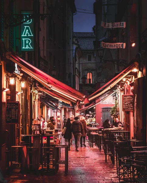 BOLOGNA, ITALIA - 15 DE FEBRERO DE 2016: Personas no identificadas están caminando por una calle con restaurantes y bares en Bolonia, Italia —  Fotos de Stock
