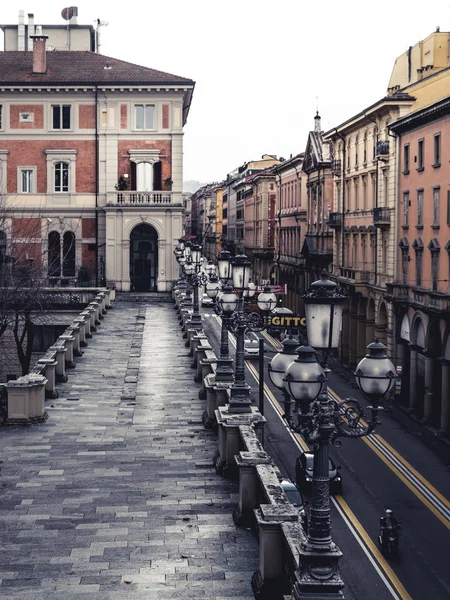 BOLOGNA, ITALIA - 17 FEBBRAIO 2016: Via dell'Indipendenza a Bologna durante una leggera pioggia . — Foto Stock