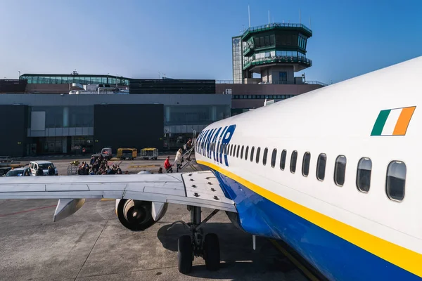 Bologna, İtalya Şubat 2016: Yolcu Ryanair Jet Bükreş, Romanya için İtalya Bologna Havalimanı'nda yatılı. Swords, Dublin, İrlanda Merkezi İrlandalı bir düşük maliyetli havayolu Ryanair Ltd..
