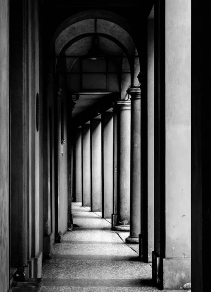 Portico, sheltered walkway, in Bologna with its almost 40 kilometres of porticos. Bologna is a unique city in the world — Stock Photo, Image