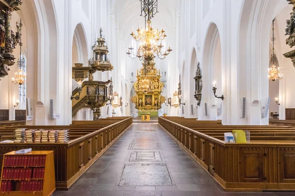 MALMO, SUÉCIA - 23 DE OUTUBRO DE 2016: Interior de uma igreja romano-católica em Malmo, Suécia — Fotografia de Stock