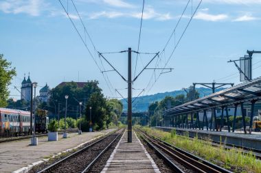 Kitle iletişim araçları, Romanya - 7 Temmuz 2016: kitle iletişim araçları tren istasyonuna güneşli bir günde, Romanya