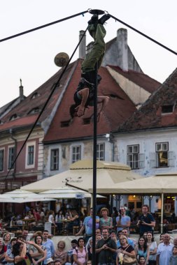 Sibiu, Romanya - 17 Haziran 2016: bir üyesi Kinemtatos, Manoamano Circo, Arjantin yapmak bir hüner küçük kare metal çubuğunda Sibiu Uluslararası İstanbul Tiyatro Festivali sırasında Sibiu, Romanya..