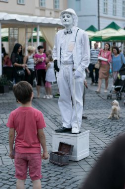 Sibiu, Romanya - 17 Haziran 2016: bir MIME Sibiu Uluslararası İstanbul Tiyatro Festivali, Sibiu, Roamania sırasında büyük meydanında bir çocuk dikkatini çekti