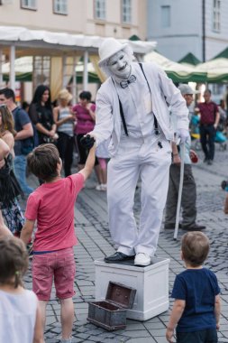 Sibiu, Romanya - 17 Haziran 2016: bir MIME Sibiu Uluslararası İstanbul Tiyatro Festivali, Sibiu, Roamania sırasında büyük Meydanı'nda bir çocuk elini sıkarken