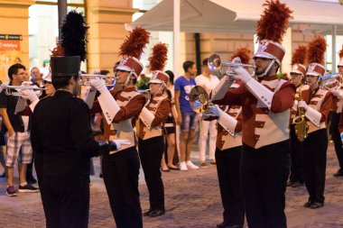 Sibiu, Romanya - 17 Haziran 2016: üyeler, TRIUGGIO Sibiu Uluslararası Tiyatro Festivali'nde, Balcescu yaya geçit performans bandosu