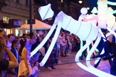 Sibiu, Romanya - 17 Haziran 2016: Sibiu Uluslararası İstanbul Tiyatro Festivali, Sibiu, Romanya sırasında performans grubunun üyeleri ışık dansçılar