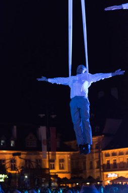 Sibiu, Romanya - 17 Haziran 2016: Sibiu Uluslararası İstanbul Tiyatro Festivali, Sibiu, Romanya sırasında büyük meydanda performans Voala istasyonu üyesi
