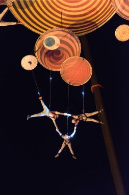 Sibiu, Romanya - 19 Haziran 2016: muare masa örtüsü deneyim Duchamp büyük kare, Sibiu, Romanya Sibiu Uluslararası İstanbul Tiyatro Festivali sırasında performans Pilot üyeleri