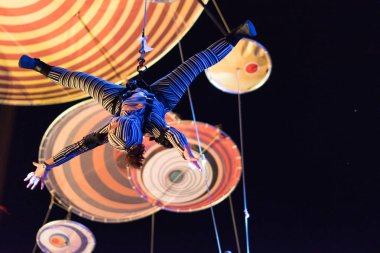 Sibiu, Romanya - 19 Haziran 2016: muare masa örtüsü deneyim Duchamp büyük kare, Sibiu, Romanya Sibiu Uluslararası İstanbul Tiyatro Festivali sırasında performans Pilot üyeleri