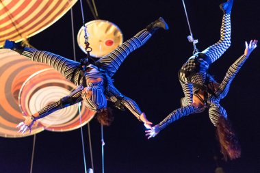 Sibiu, Romanya - 19 Haziran 2016: muare masa örtüsü deneyim Duchamp büyük kare, Sibiu, Romanya Sibiu Uluslararası İstanbul Tiyatro Festivali sırasında performans Pilot üyeleri