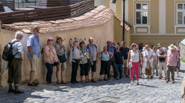 Sighisoara, Romanya - 1 Temmuz 2016: hayran Saat Kulesi Sighisoara, Romanya turistlerin.