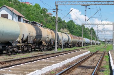 Sighisoara, Romanya - 1 Temmuz 2016: kargo vagonlar Sighisoara adlı tren istasyonuna Romanya