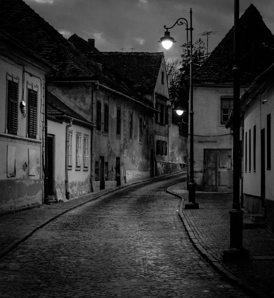 Hermosa calle en el centro de Sibiu por la noche — Foto de Stock