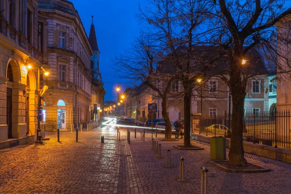 Smuk gade om aftenen i Sibiu, Rumænien - Stock-foto