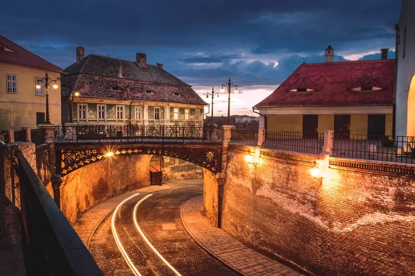 Most leží při západu slunce v Sibiu, Rumunsko — Stock fotografie