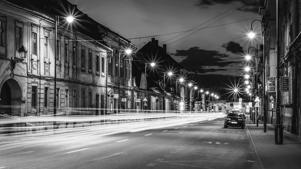 Güzel tek renkli gece Sibiu, Romanya sokak