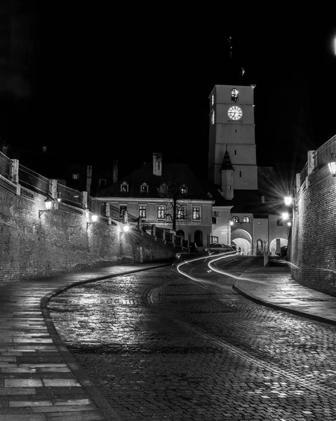 La Torre del Consejo por la noche en Sibiu, Rumania —  Fotos de Stock