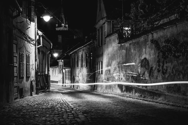 Hermosa calle por la noche en Sibiu, Rumania — Foto de Stock