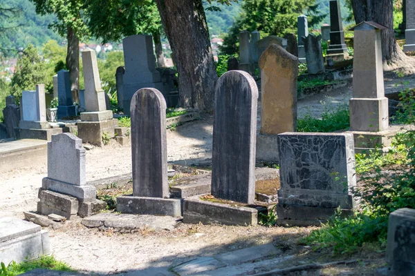 サクソン墓地、シギショアラ、ルーマニアの丘の上の教会の隣に位置します。 — ストック写真