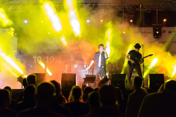 SIBIU, RUMANIA - 19 DE JUNIO DE 2016: Los miembros de Muare Experience Duchamp Pilot se presentan en la Plaza Grande, durante el Festival Internacional de Teatro de Sibiu en Sibiu, Rumania —  Fotos de Stock