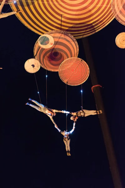 SIBIU, ROMANIA - 19 JUNE 2016: Members of the Muare Experience Duchamp Pilot performing in the Big Square, during Sibiu International Theatre Festival in Sibiu, Romania — Stock Photo, Image