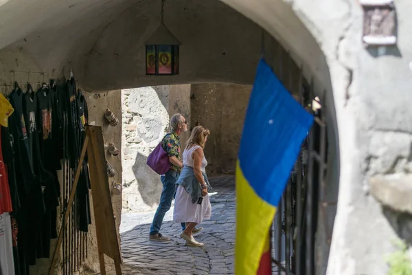 Sighisoara, Roemenië - 1 juli 2016: toeristen lopen in het centrum van Sighisoara, Roemenië. — Stockfoto