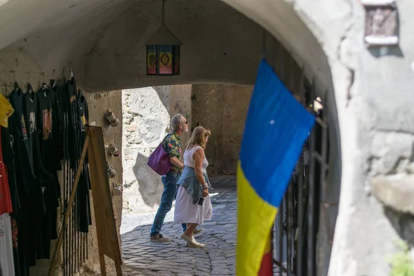 SIGHISOARA, ROMÉNIA - 1 DE JULHO DE 2016: Turistas caminhando no centro da cidade de Sighisoara, Romênia . — Fotografia de Stock