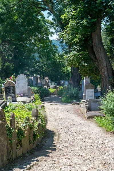 SIGHISOARA, ROMANIA - 1 июля 2016 года: Саксонское кладбище, расположенное рядом с церковью на холме в Сигишоаре, Румыния — стоковое фото