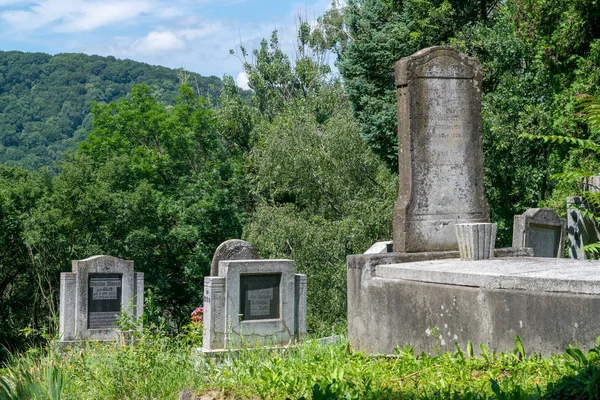 シギショアラ、ルーマニア - 2016 年 7 月 1 日: サクソン墓地、シギショアラ、ルーマニアの丘の上の教会の隣に位置します。 — ストック写真