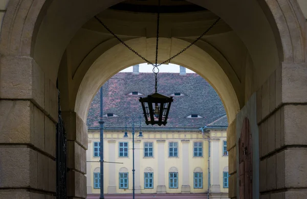 Sibiu olhos de casa famosos com uma lâmpada de rua em primeiro plano — Fotografia de Stock