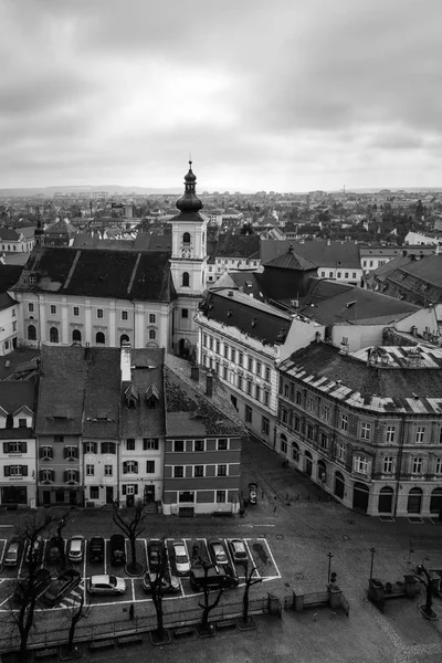 Sibiu Świętej Trójcy Kościół rzymsko-katolicki z Kościoła Ewangelickiego — Zdjęcie stockowe