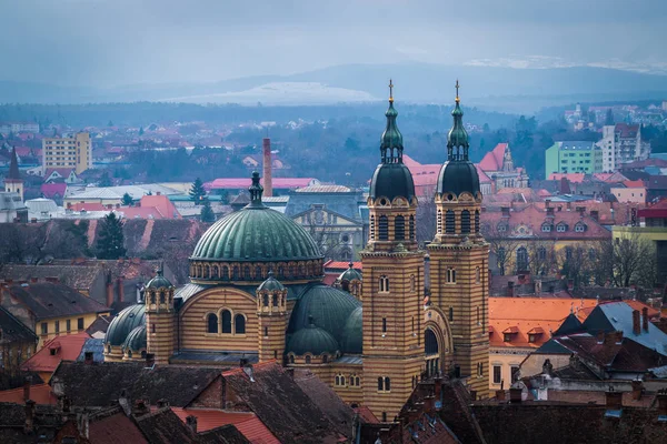 Catedral da Santíssima Trindade de Sibiu vista da Igreja Evangélica — Fotografia de Stock