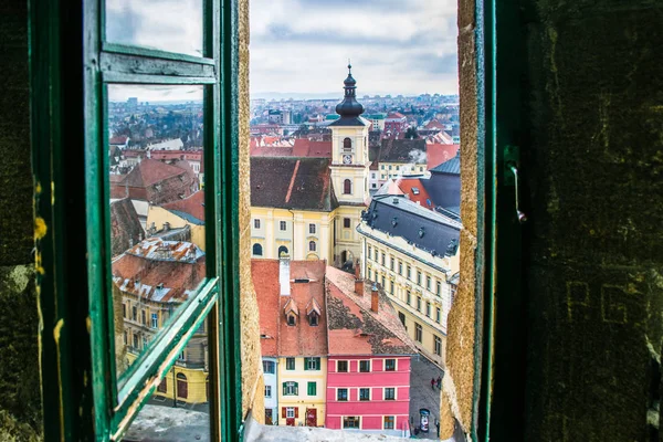Vacker utsikt till Sibiu historiska centrum och heliga treenigheten romersk-katolska kyrkan sedd från den evangeliska kyrkan — Stockfoto