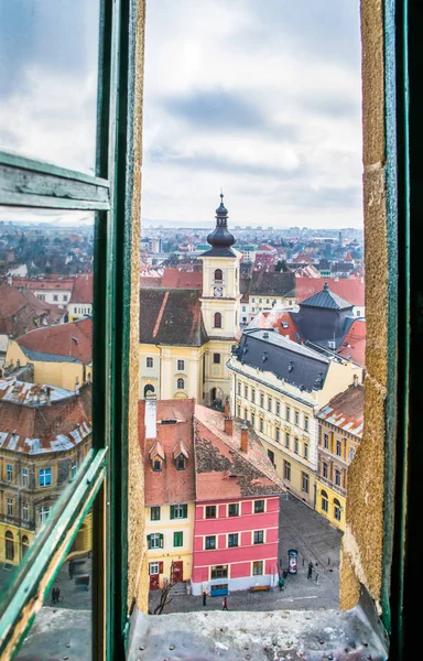 美丽的景色 Sibiu 历史中心和神圣三位一体罗马天主教教堂从福音派教会看 — 图库照片