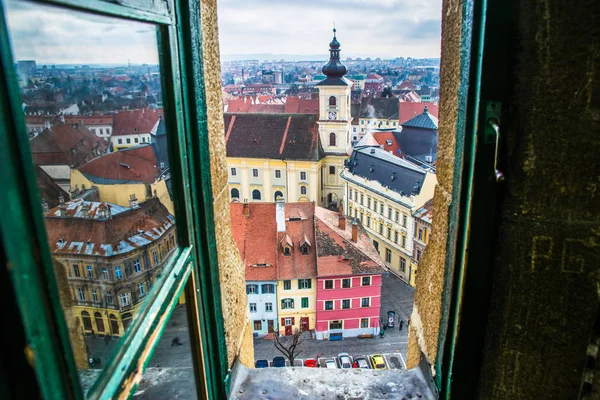 Suning utsikt Sibiu historiska centrum och heliga treenigheten katolska kyrkan sedd från den evangeliska kyrkan — Stockfoto