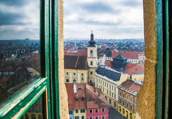 美丽的景色 Sibiu 历史中心和神圣三位一体罗马天主教教堂从福音派教会看 — 图库照片